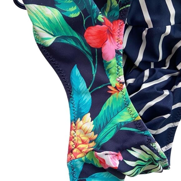 Tommy Bahama Tropi-Calling Reversible Lace-Back One-Piece Swimsuit in Size 6 - Picture 9 of 16